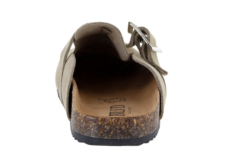 Zuecos color beige de piel con hebilla metálica y suela de corcho y goma negra.