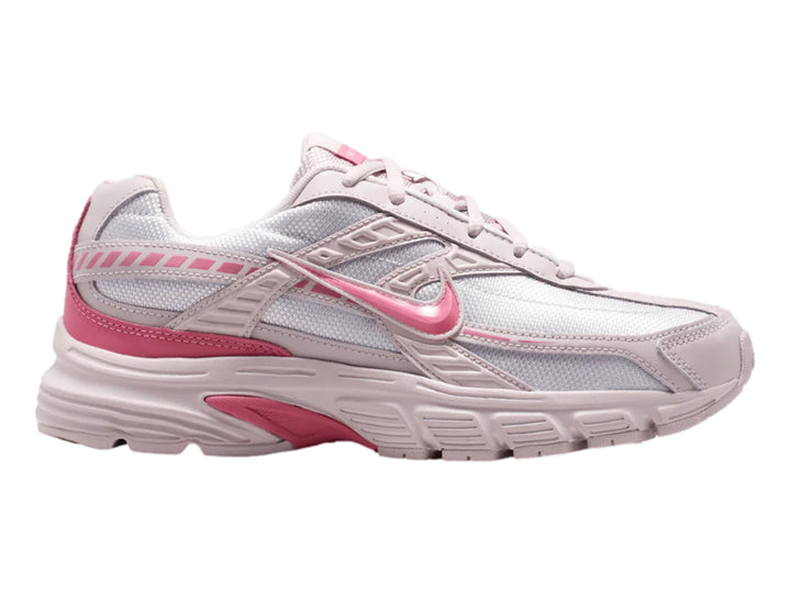 Tenis Nike Initiator en colores blanco, plata y rosa con diseño deportivo y suela robusta.