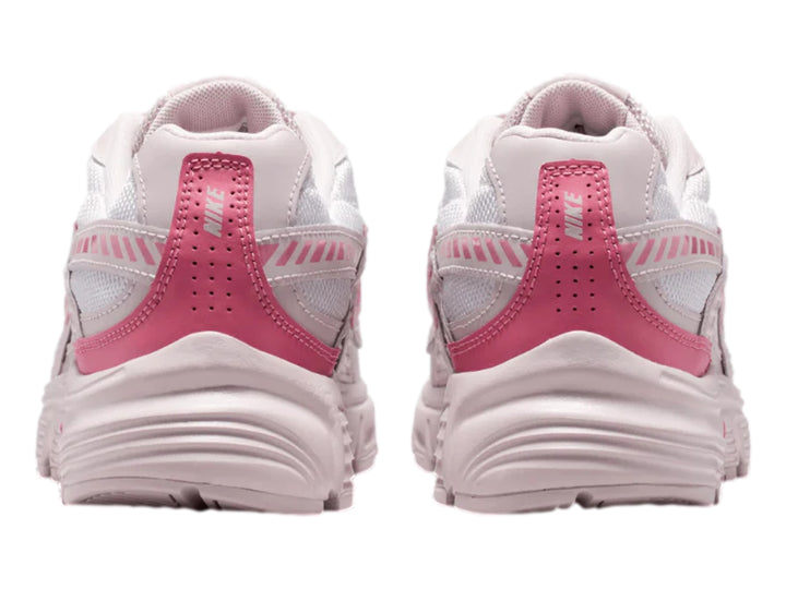 Tenis Nike Initiator en colores blanco, plata y rosa con diseño deportivo y suela robusta.