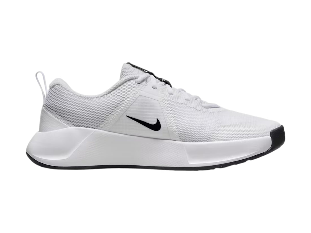 Tenis Nike MC Trainer 3 en color blanco con detalles y logotipo en negro, diseño deportivo para entrenamiento.