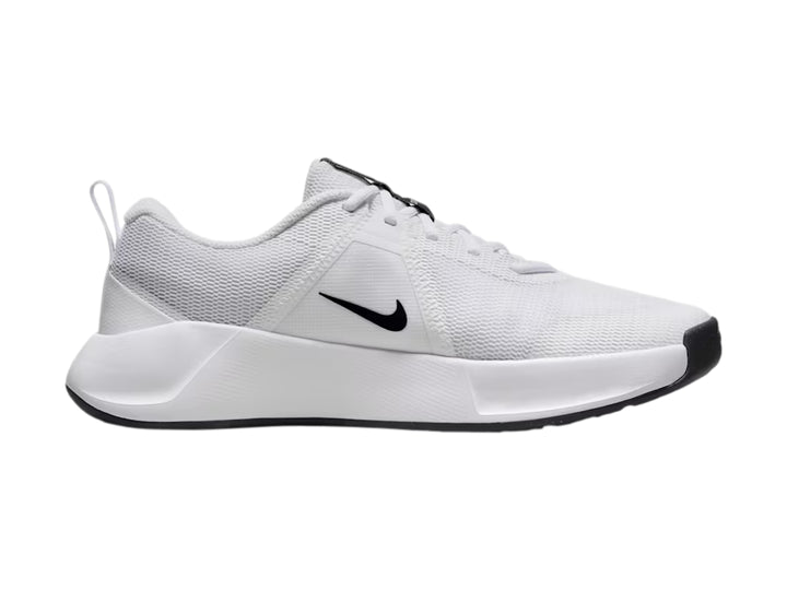 Tenis Nike MC Trainer 3 en color blanco con detalles y logotipo en negro, diseño deportivo para entrenamiento.