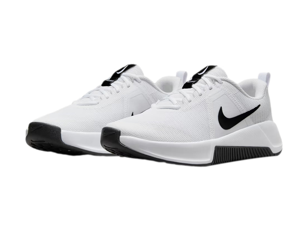 Tenis Nike MC Trainer 3 en color blanco con detalles y logotipo en negro, diseño deportivo para entrenamiento.