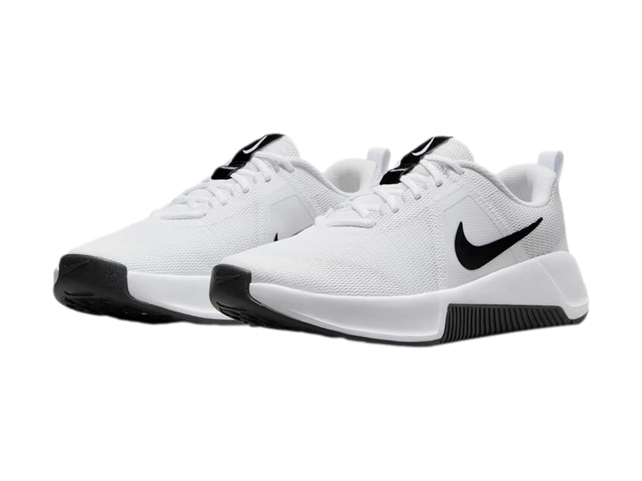 Tenis Nike MC Trainer 3 en color blanco con detalles y logotipo en negro, diseño deportivo para entrenamiento.