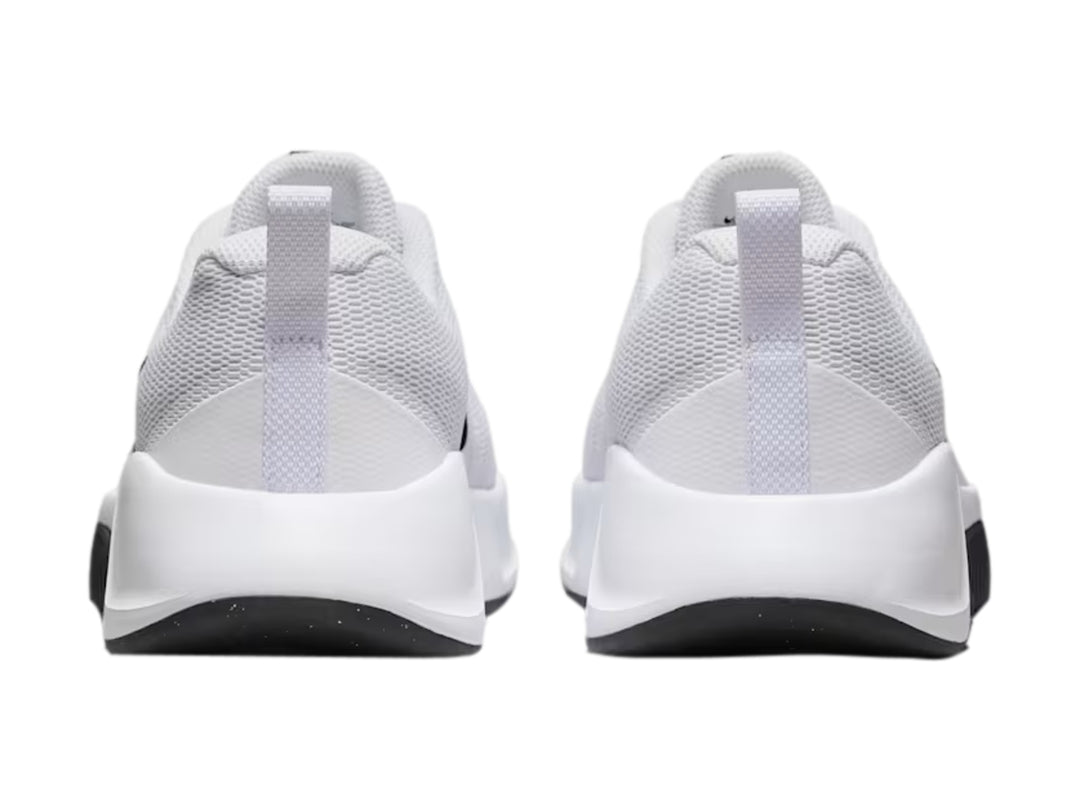 Tenis Nike MC Trainer 3 en color blanco con detalles y logotipo en negro, diseño deportivo para entrenamiento.