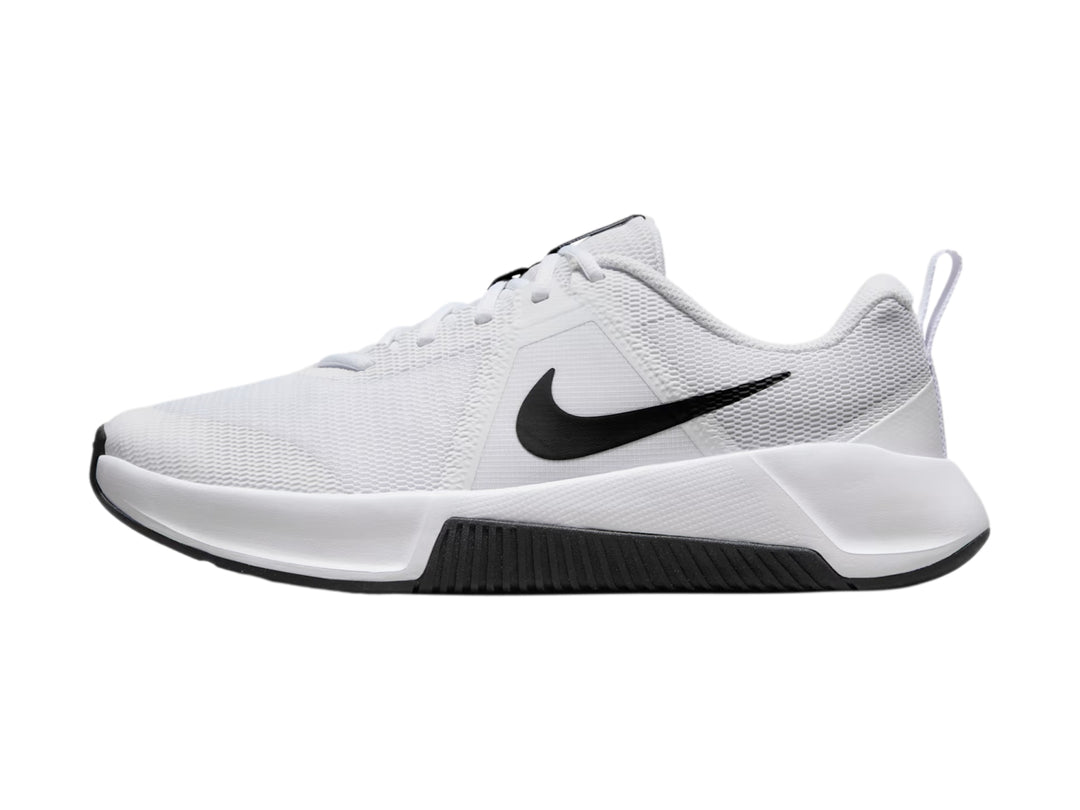 Tenis Nike MC Trainer 3 en color blanco con detalles y logotipo en negro, diseño deportivo para entrenamiento.