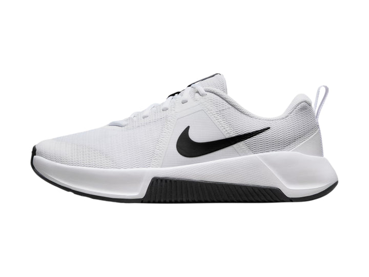 Tenis Nike MC Trainer 3 en color blanco con detalles y logotipo en negro, diseño deportivo para entrenamiento.