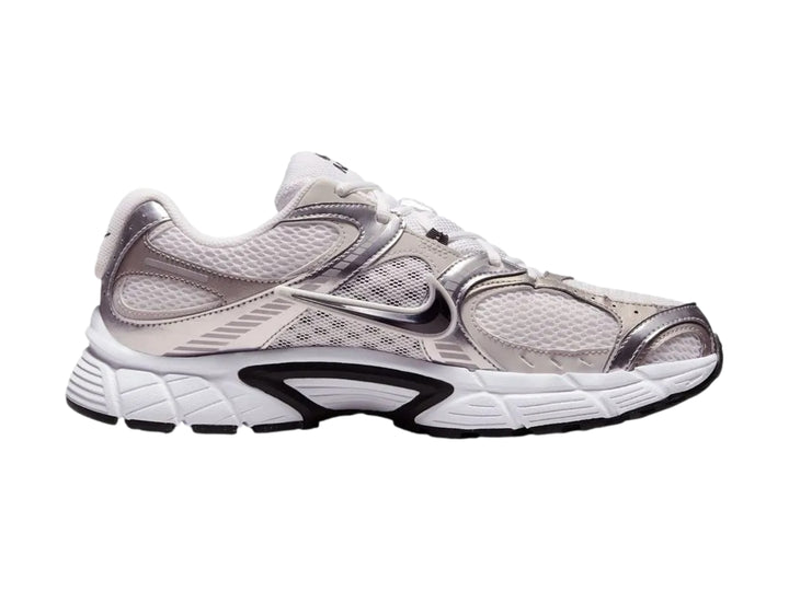 Tenis Nike V5 RNR color gris y blanco para hombre, vista lateral sobre fondo blanco.