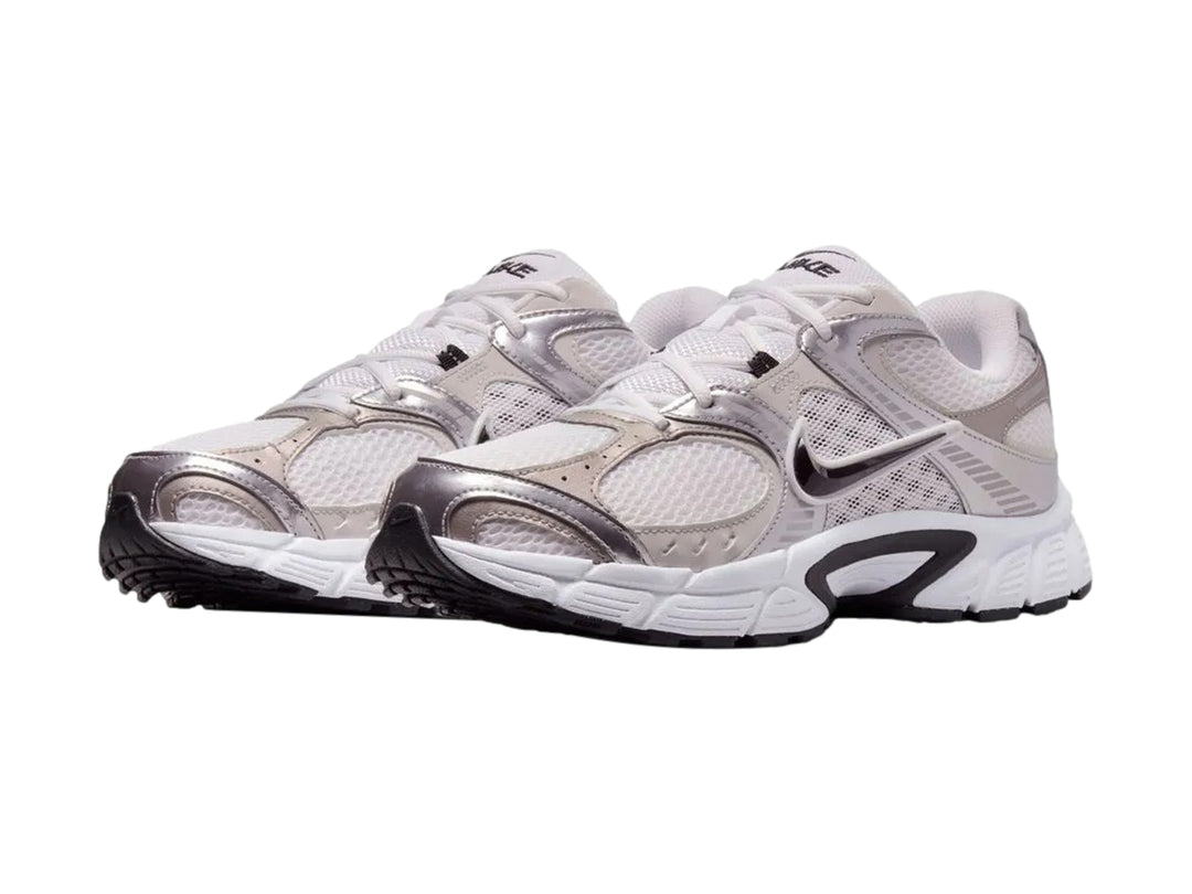 Tenis Nike V5 RNR color gris y blanco para hombre, vista lateral sobre fondo blanco.