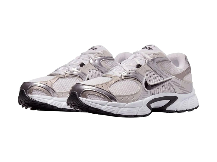 Tenis Nike V5 RNR color gris y blanco para hombre, vista lateral sobre fondo blanco.