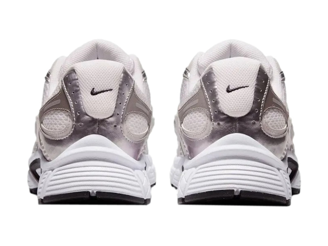 Tenis Nike V5 RNR color gris y blanco para hombre, vista lateral sobre fondo blanco.