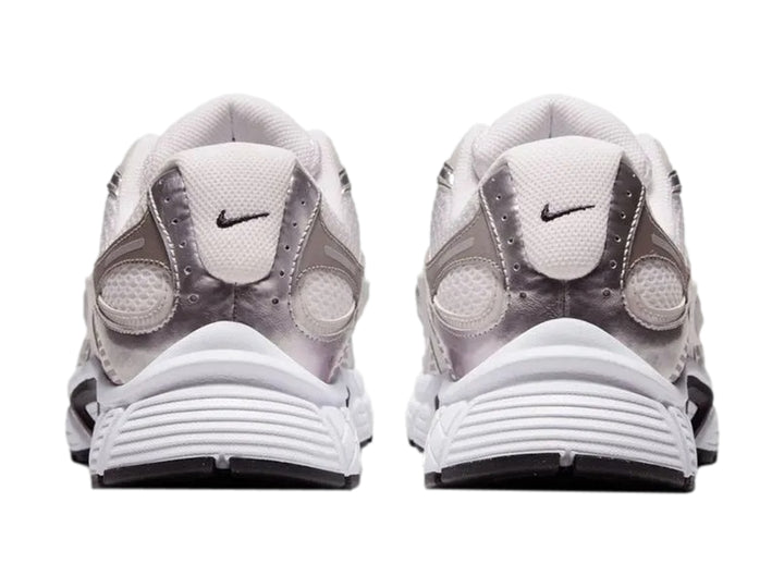 Tenis Nike V5 RNR color gris y blanco para hombre, vista lateral sobre fondo blanco.