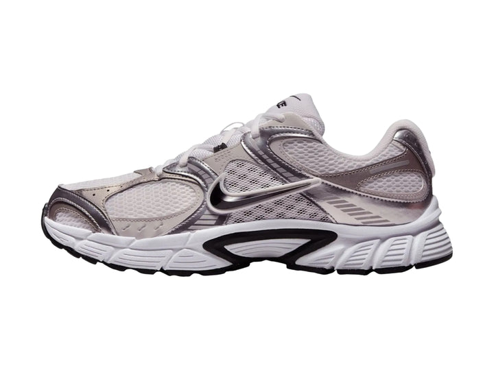 Tenis Nike V5 RNR color gris y blanco para hombre, vista lateral sobre fondo blanco.