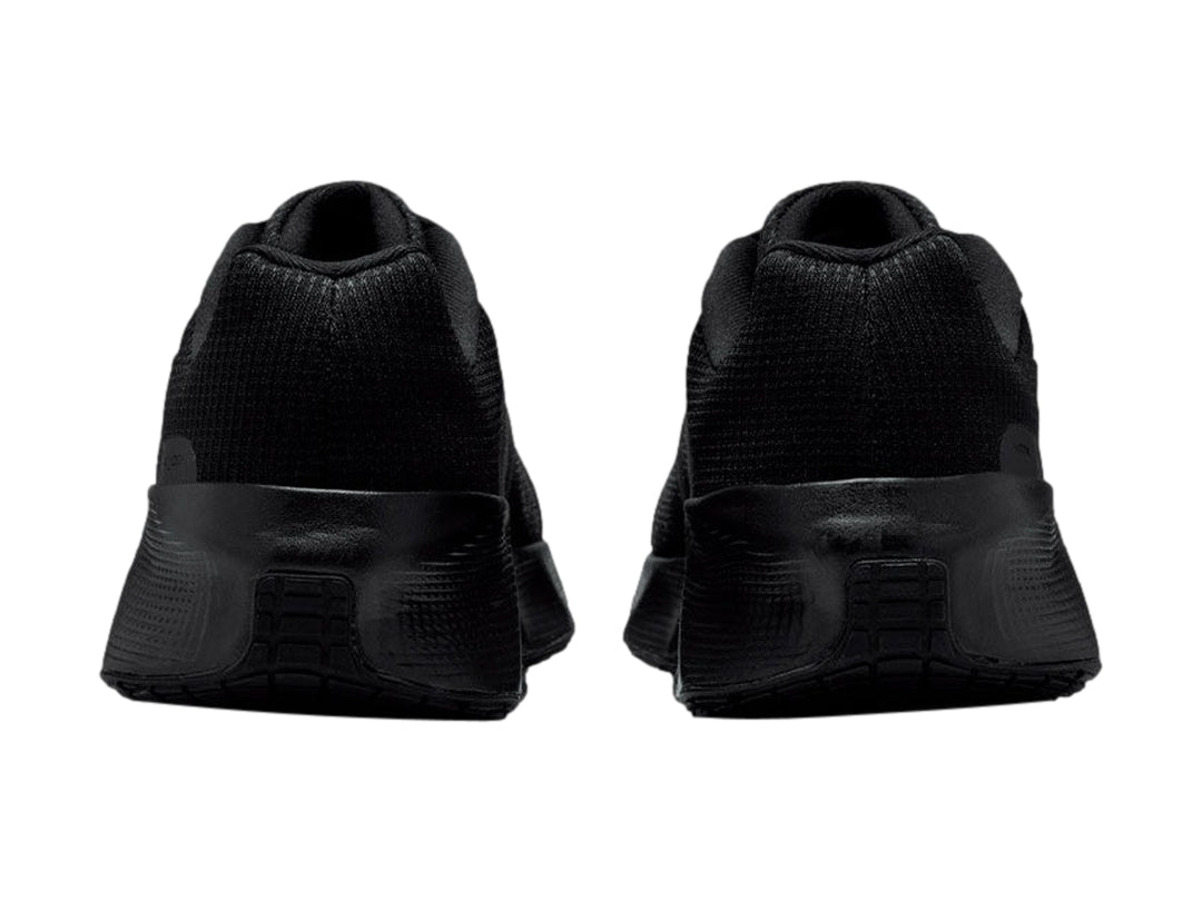 Tenis deportivos Nike City Response en color negro total, vista lateral sobre fondo blanco.