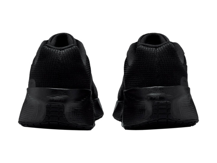 Tenis deportivos Nike City Response en color negro total, vista lateral sobre fondo blanco.