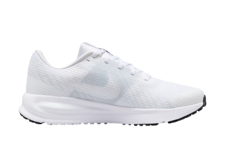Tenis deportivos Nike Run Defy color blanco con suela blanca y base negra.
