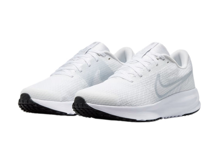 Tenis deportivos Nike Run Defy color blanco con suela blanca y base negra.