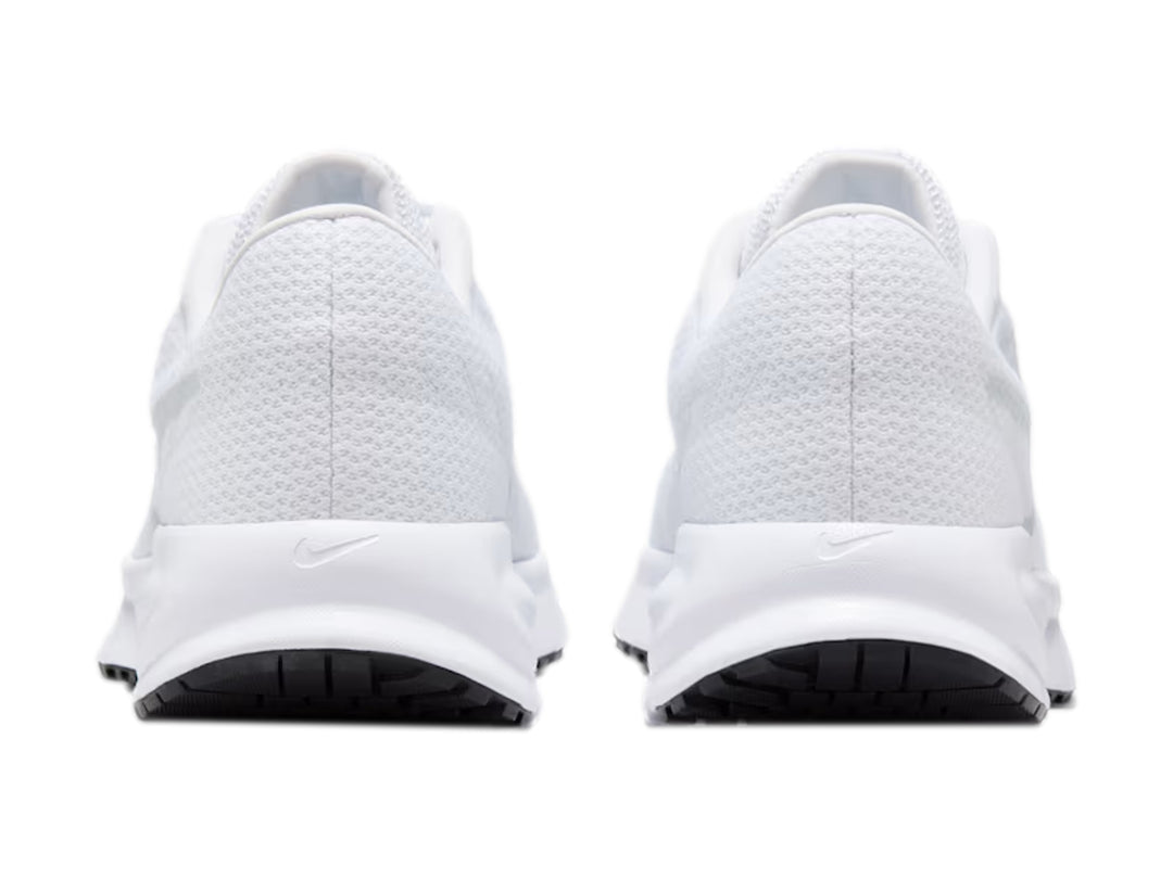 Tenis deportivos Nike Run Defy color blanco con suela blanca y base negra.