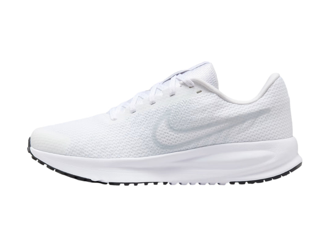Tenis deportivos Nike Run Defy color blanco con suela blanca y base negra.