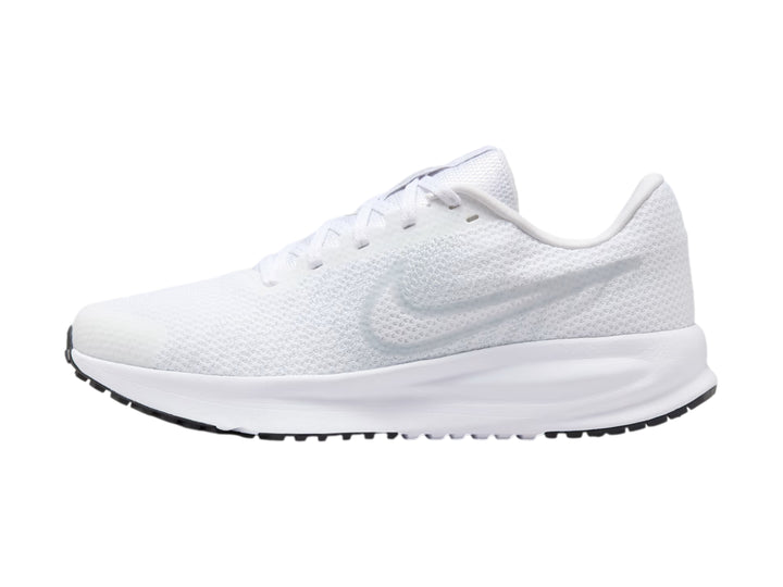 Tenis deportivos Nike Run Defy color blanco con suela blanca y base negra.