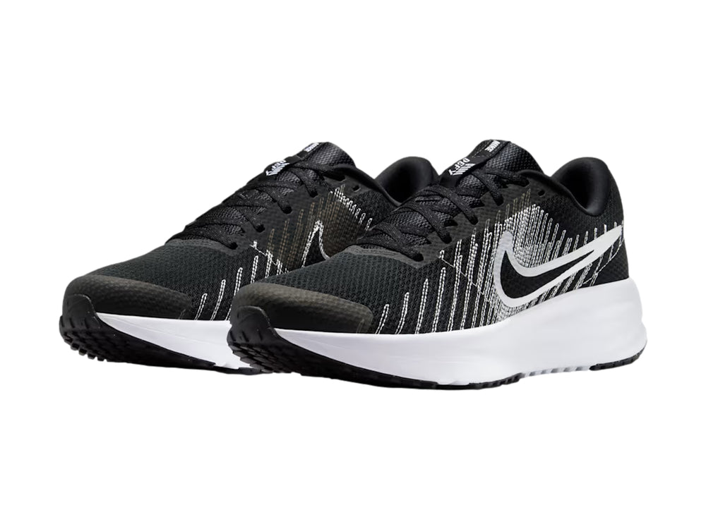 Tenis Nike Run Defy en color negro con detalles blancos y suela blanca.