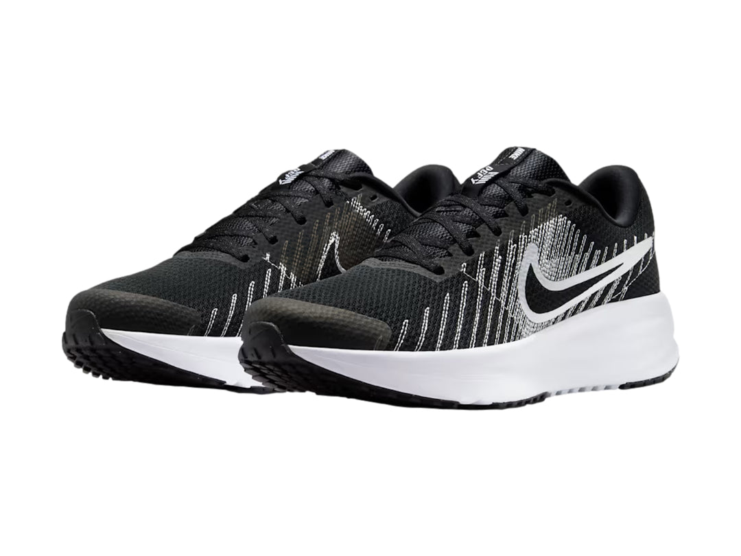 Tenis Nike Run Defy en color negro con detalles blancos y suela blanca.