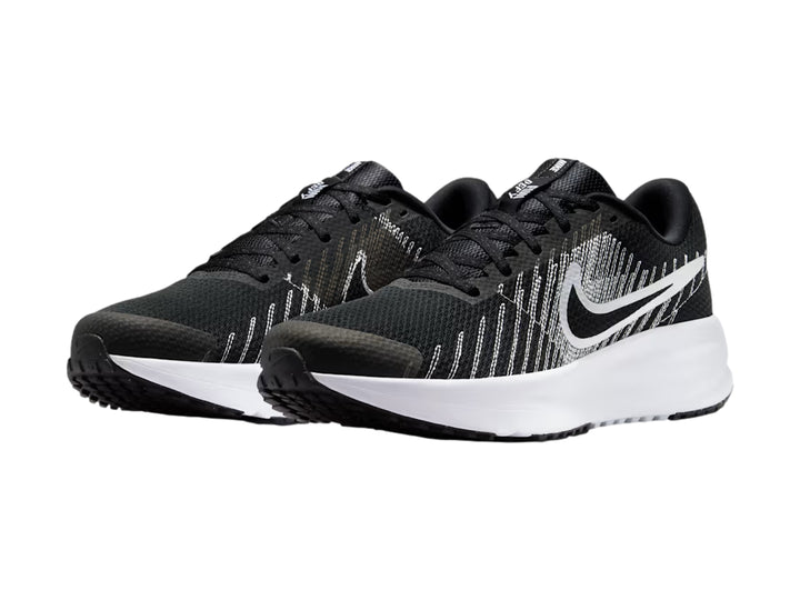 Tenis Nike Run Defy en color negro con detalles blancos y suela blanca.