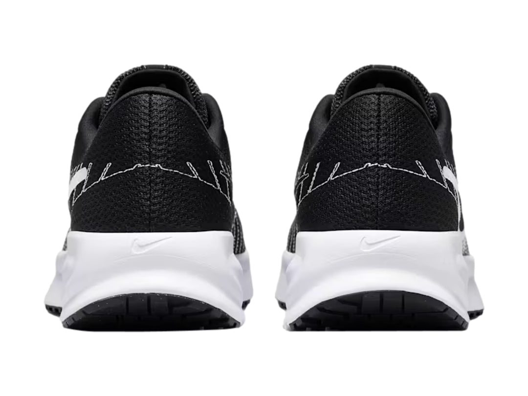 Tenis Nike Run Defy en color negro con detalles blancos y suela blanca.