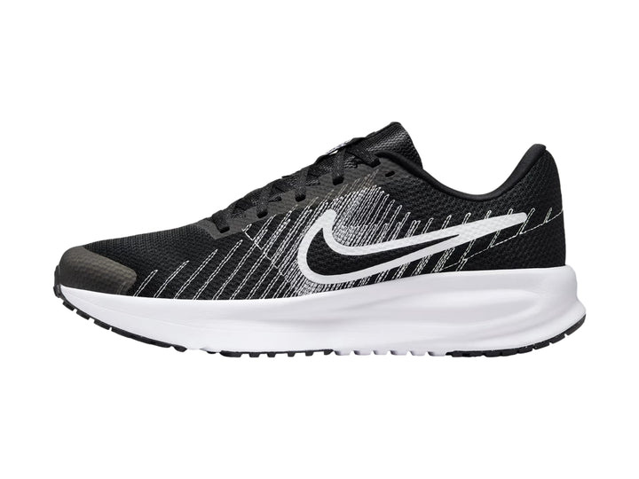 Tenis Nike Run Defy en color negro con detalles blancos y suela blanca.