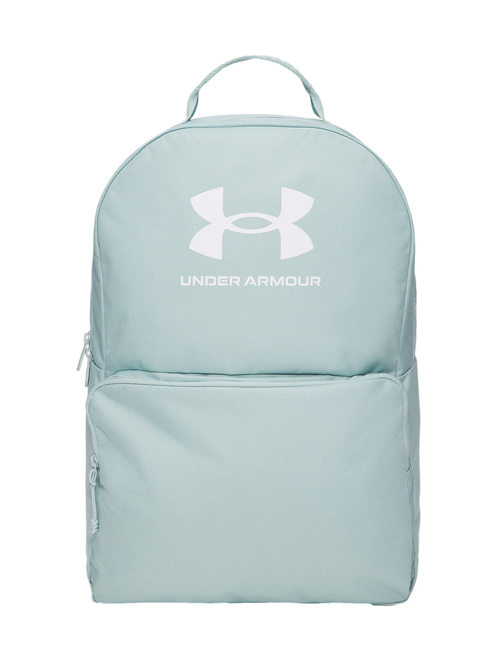 Mochila Under Armour de color azul claro con logotipo blanco en la parte frontal.