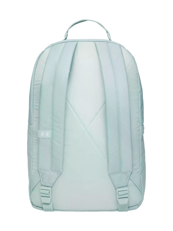 Mochila Under Armour de color azul claro con logotipo blanco en la parte frontal.