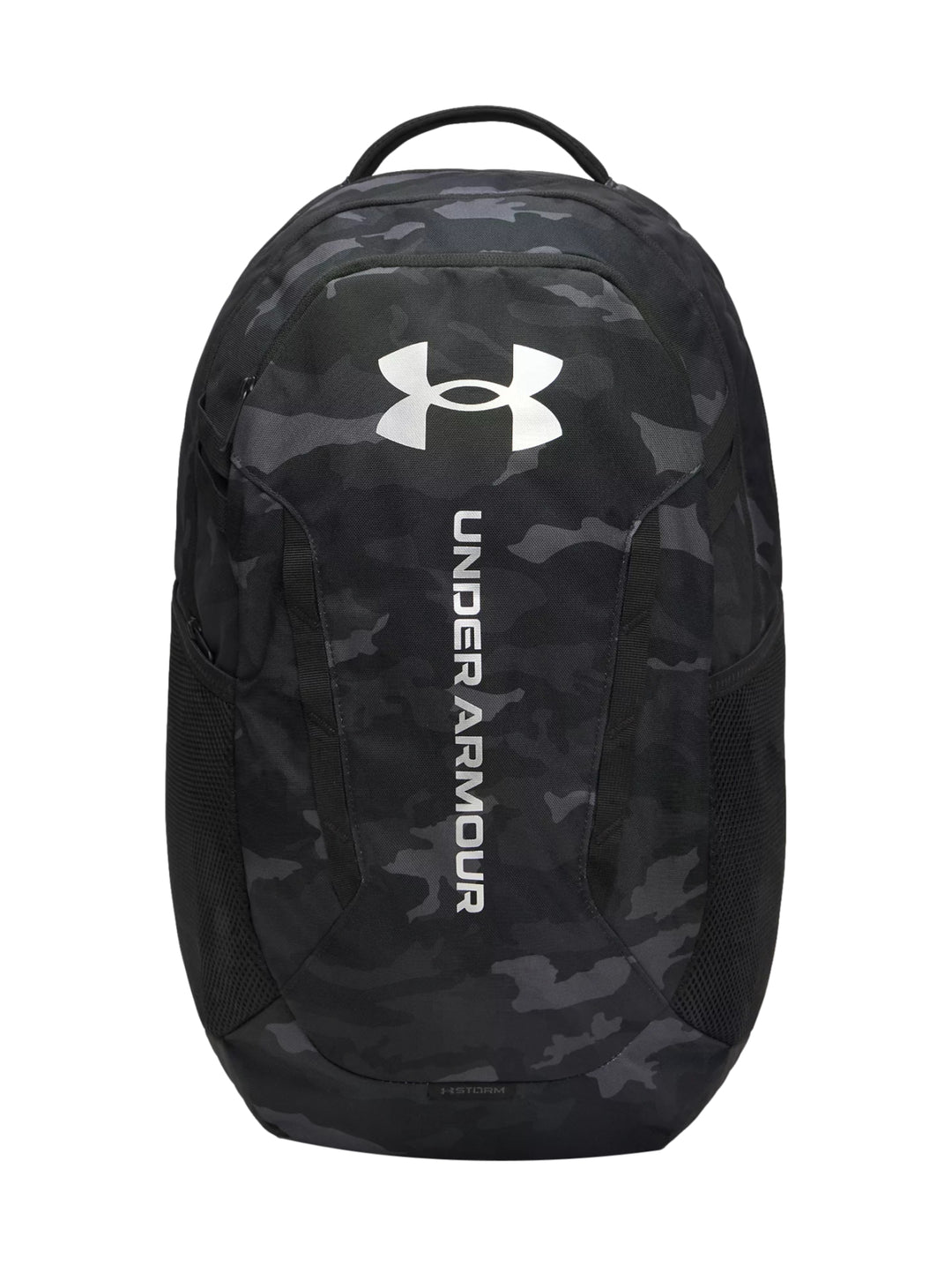 Mochila Under Armour negra con estampado de camuflaje y logotipo blanco frontal.