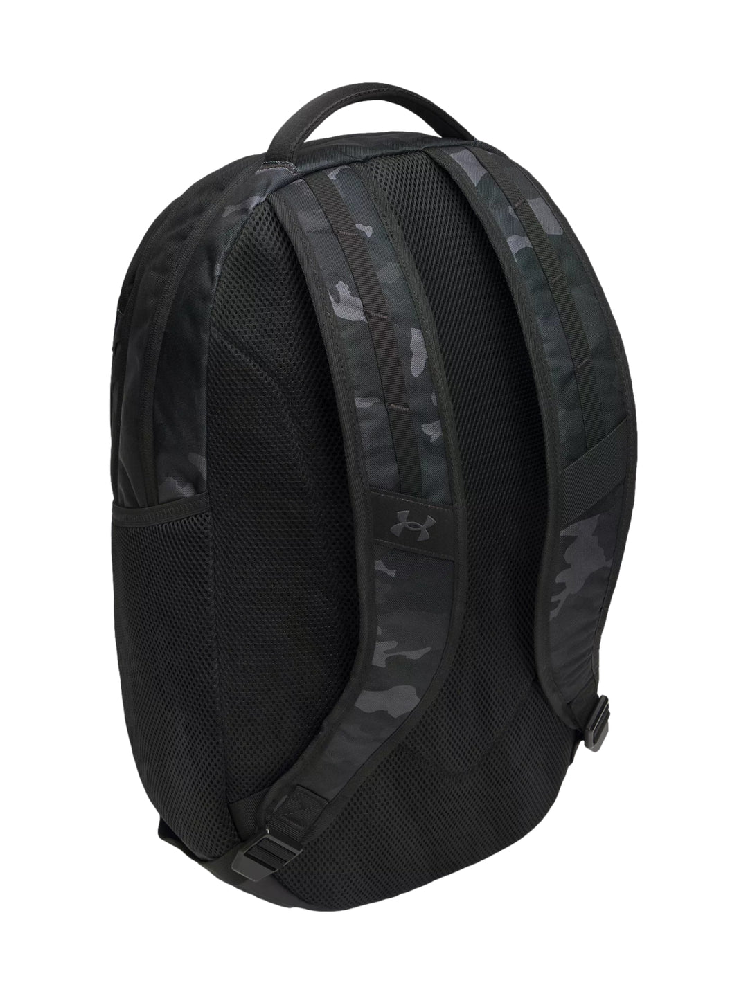 Mochila Under Armour negra con estampado de camuflaje y logotipo blanco frontal.