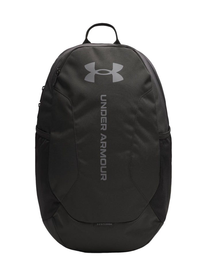 Mochila Under Armour de color negro con diseño deportivo y logotipo frontal.