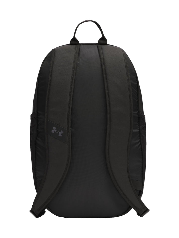 Mochila Under Armour de color negro con diseño deportivo y logotipo frontal.