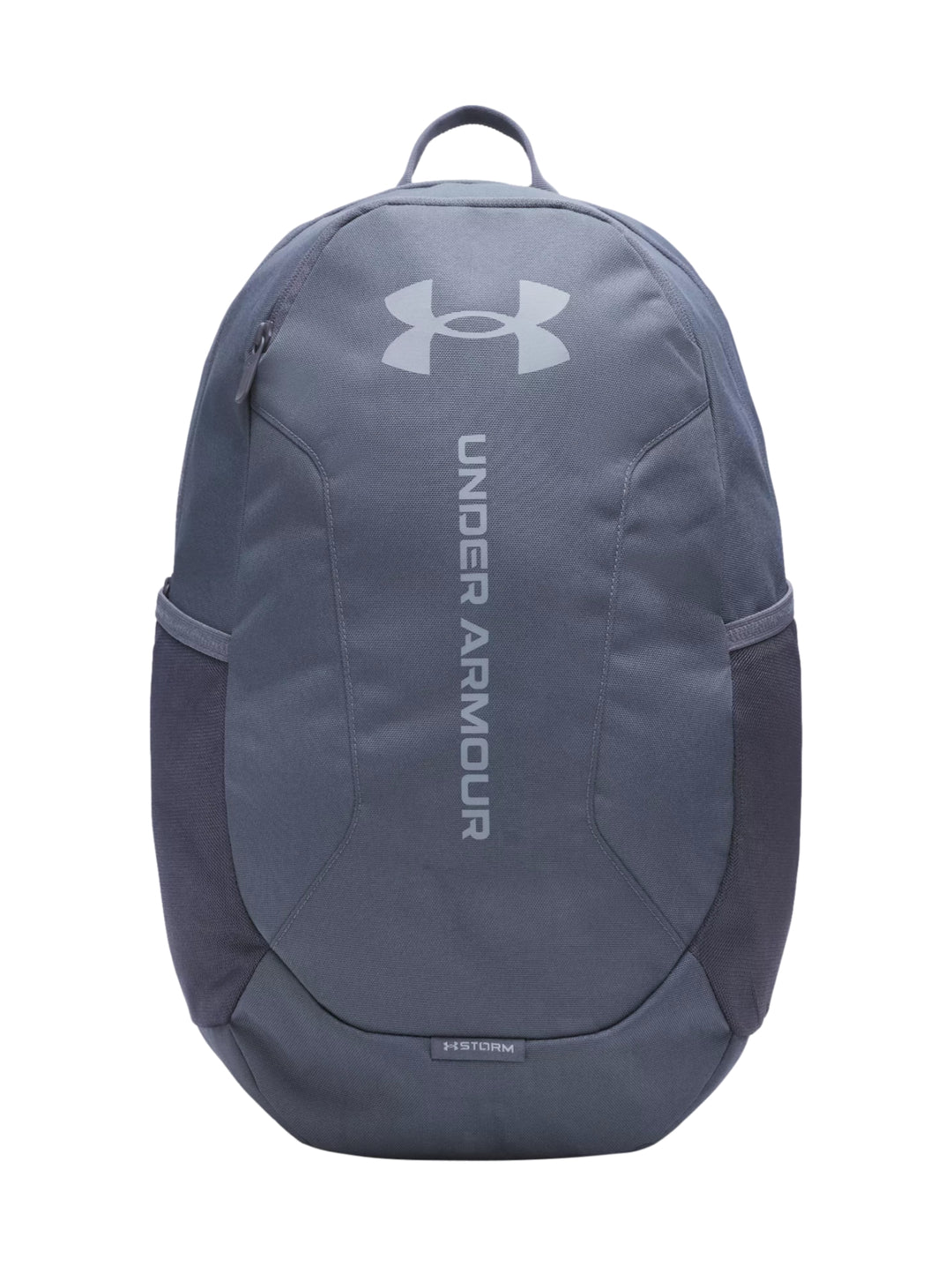 Mochila Under Armour de color gris con logotipo frontal y bolsillos laterales.
