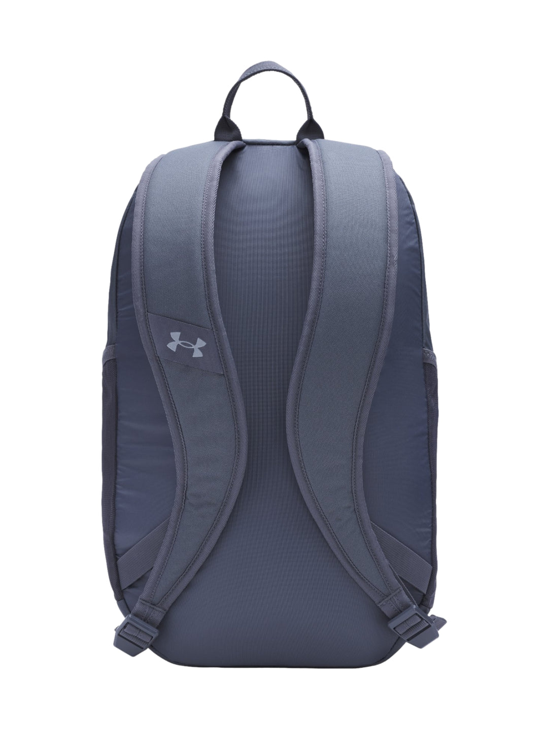Mochila Under Armour de color gris con logotipo frontal y bolsillos laterales.