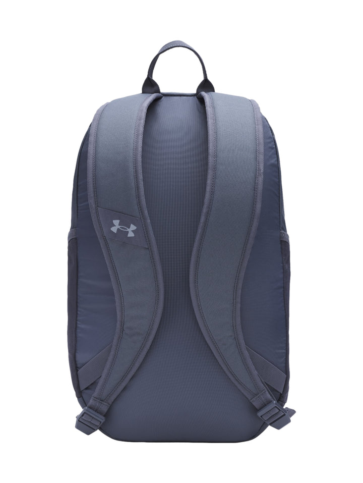 Mochila Under Armour de color gris con logotipo frontal y bolsillos laterales.