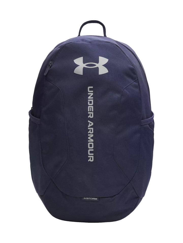 Mochila deportiva Under Armour de color azul marino con logotipo y nombre de la marca en color plata.