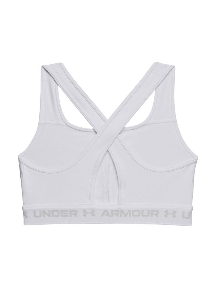 Mujer vistiendo un bra deportivo blanco de Under Armour con banda elástica en la base.