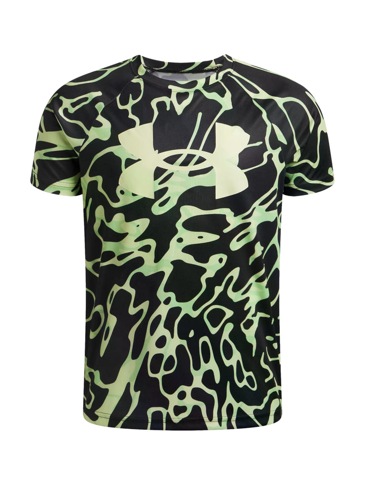 Camiseta deportiva Under Armour de manga corta con estampado de camuflaje en colores verde y negro.