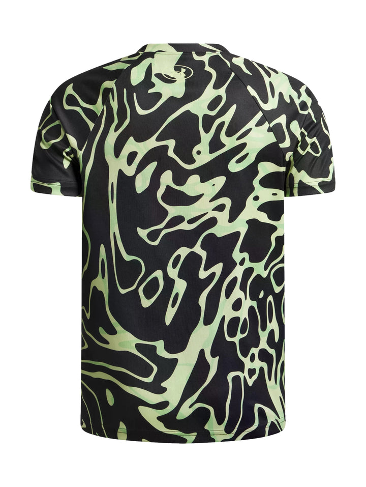 Camiseta deportiva Under Armour de manga corta con estampado de camuflaje en colores verde y negro.