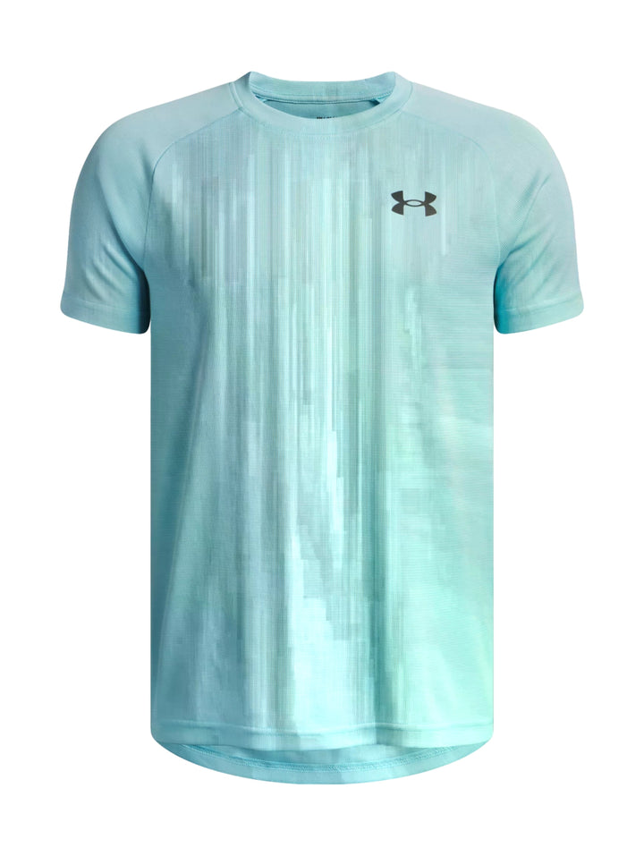 Camiseta deportiva Under Armour de color azul claro con textura de líneas verticales y manga corta.