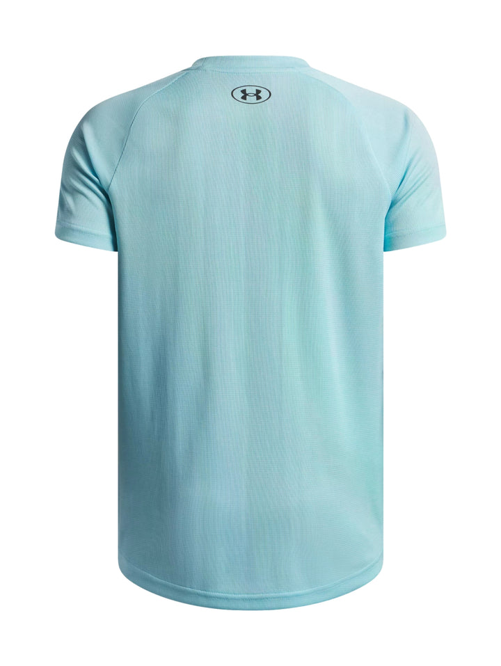 Camiseta deportiva Under Armour de color azul claro con textura de líneas verticales y manga corta.