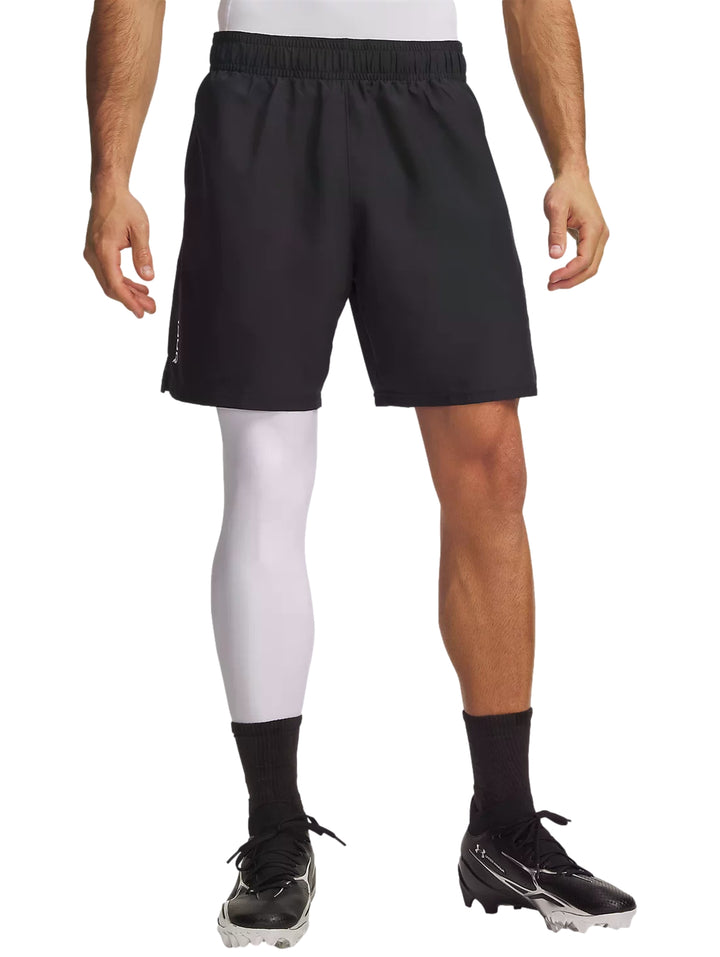 Hombre vistiendo shorts deportivos color negro de la marca Under Armour.