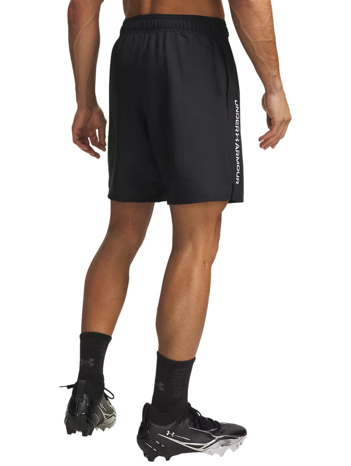 Hombre vistiendo shorts deportivos color negro de la marca Under Armour.