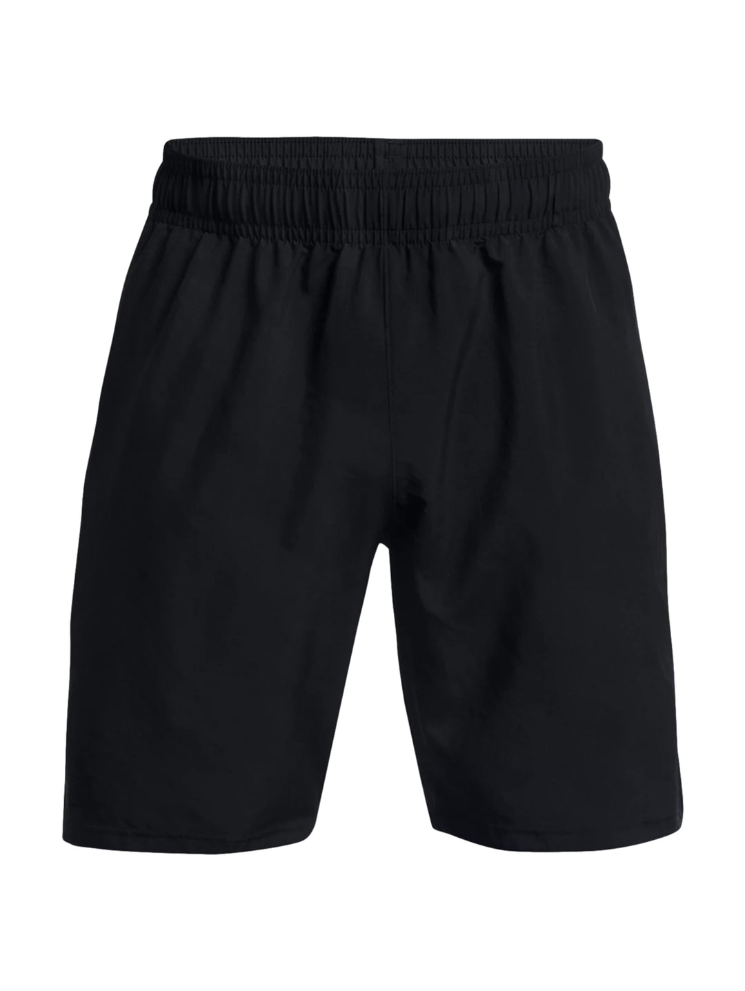 Hombre vistiendo shorts deportivos color negro de la marca Under Armour.