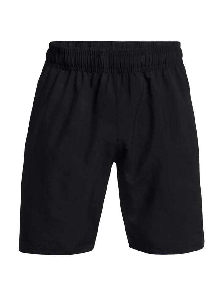 Hombre vistiendo shorts deportivos color negro de la marca Under Armour.