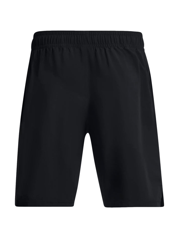 Hombre vistiendo shorts deportivos color negro de la marca Under Armour.