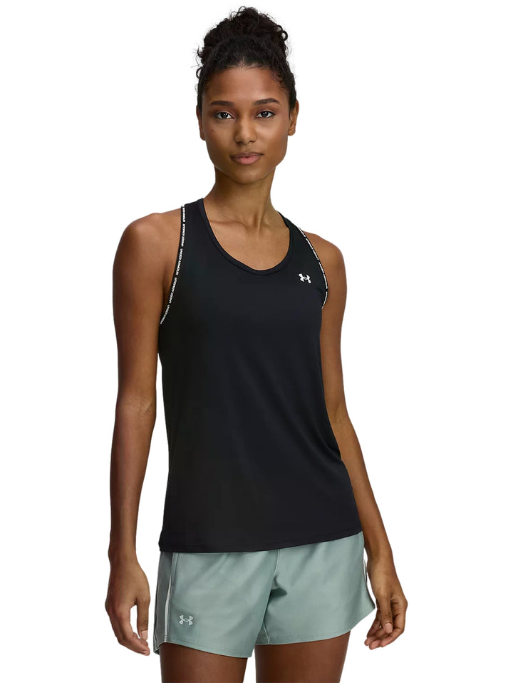 Mujer vistiendo una camiseta deportiva sin mangas color negro de la marca Under Armour.