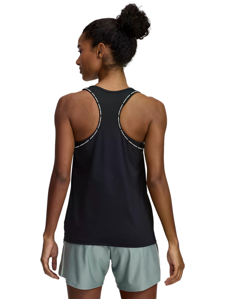 Mujer vistiendo una camiseta deportiva sin mangas color negro de la marca Under Armour.